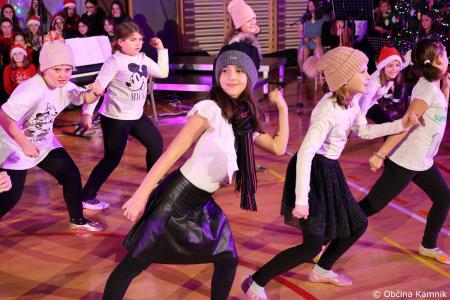 Miklavžev koncert na Osnovni šoli Toma Brejca napolnil telovadnico do zadnjega kotička (56)